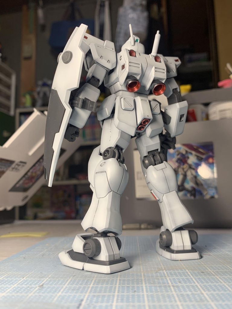 派手になるのは避けたつもりですが、スラスター内側だけはメタリックレッドにしました。