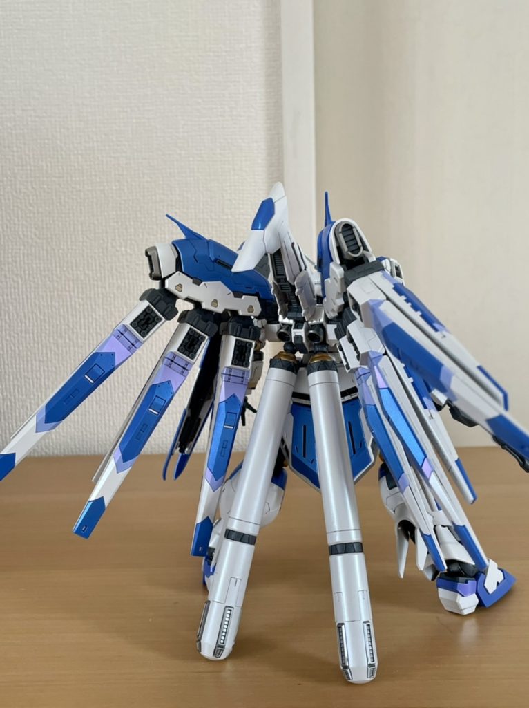 背面。立ち姿では自立難しいのでタンクで支えてます。リアスカートの青いカバー割っちゃいました。