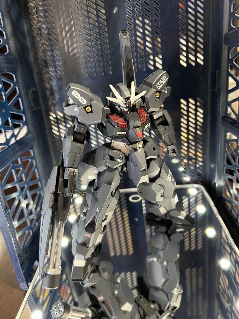 カラーはガンシップグレーを使用