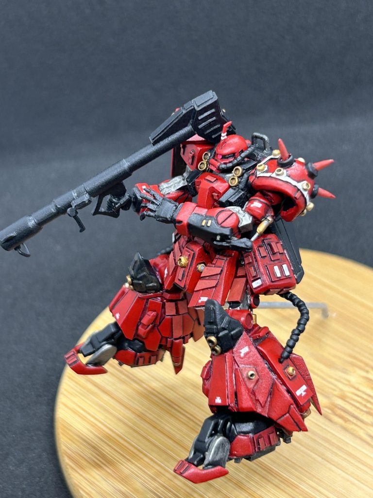 モノアイはメタルシールを使用してみました。ジャイアントバズはもう一回り大きくても良かった気がします。肩のトゲトゲはいつもの爪楊枝。