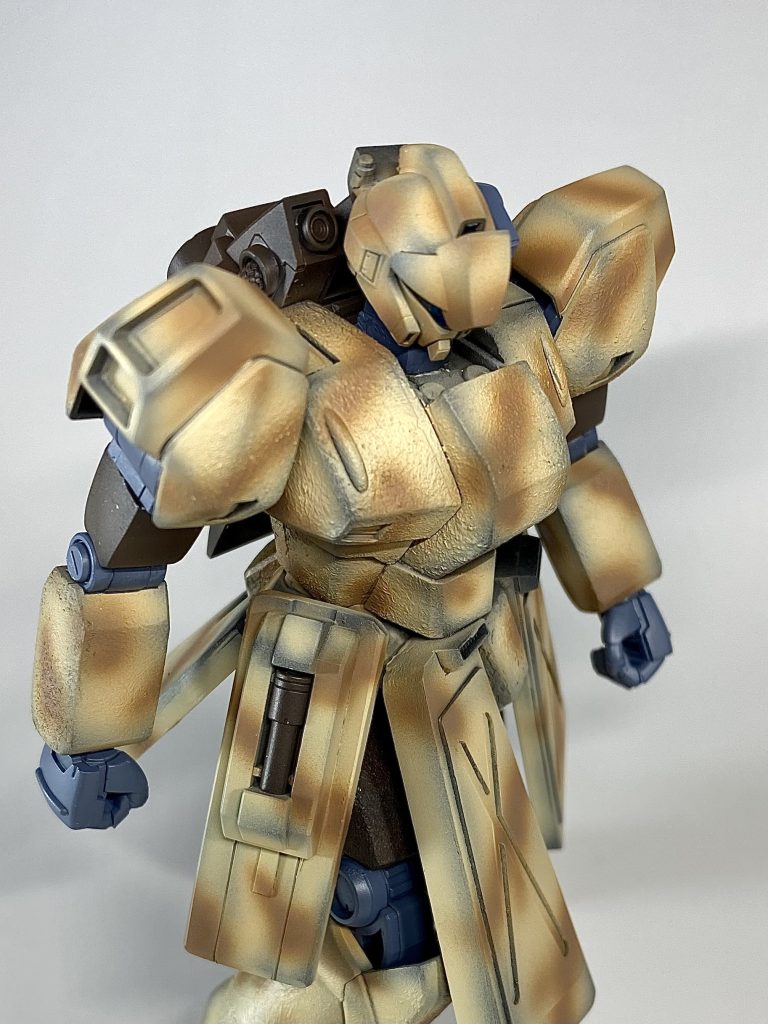 迷彩をフリーハンドで描いてます。初めての作業で不安かの上ない…。