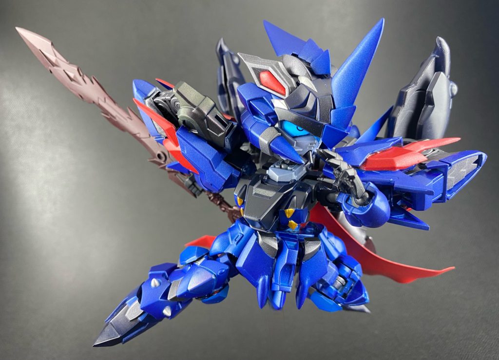 ゴテゴテした肩まわりのクセに、ワリと動きます。