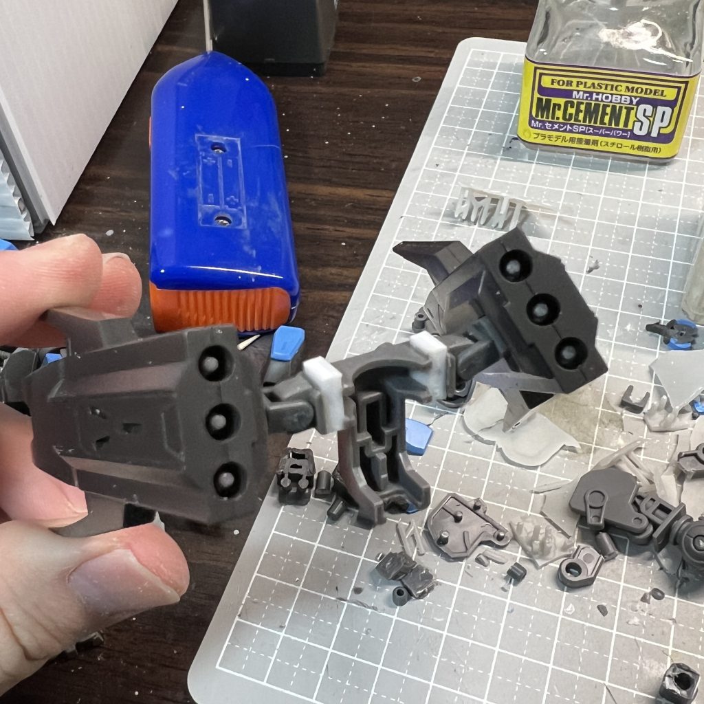 腰のアーマーが接続される関節を2㎜プラバンで外側に持っていきました