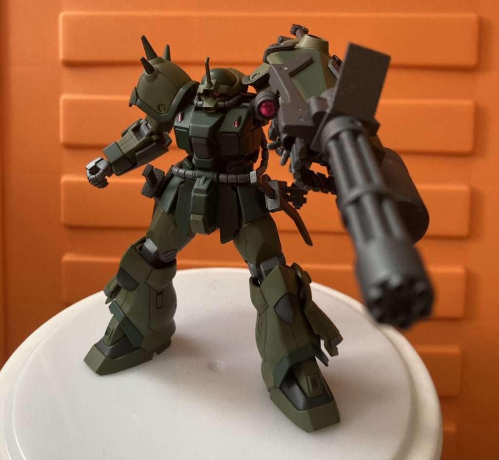 ガトリングシールドグフカスタム等に装備されている物と同じ仕様。長中距離からの牽制や射撃戦で使用され、状況に応じてパージ可能。パージ後は3連装ガトリングガンとして使用する。