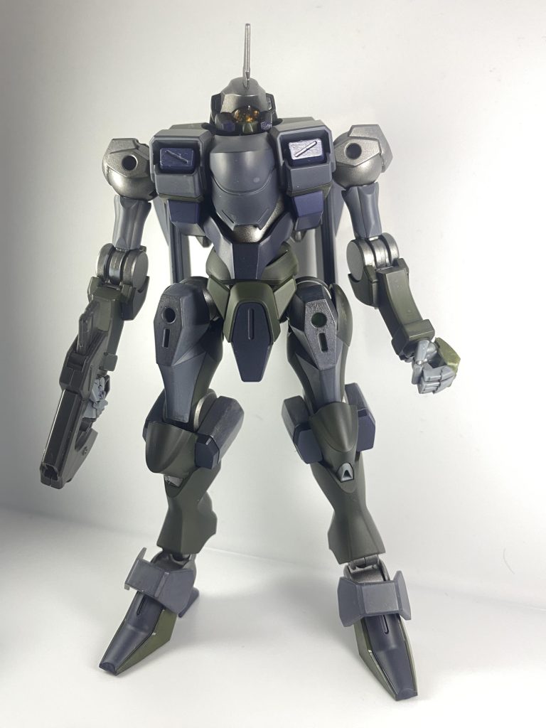 デカール、仕上げ前です。後はめ加工不要のパーツ構成で、素晴らしいキットです。量産機としての雰囲気が出てくれたので、デカールは大人しめにしました。