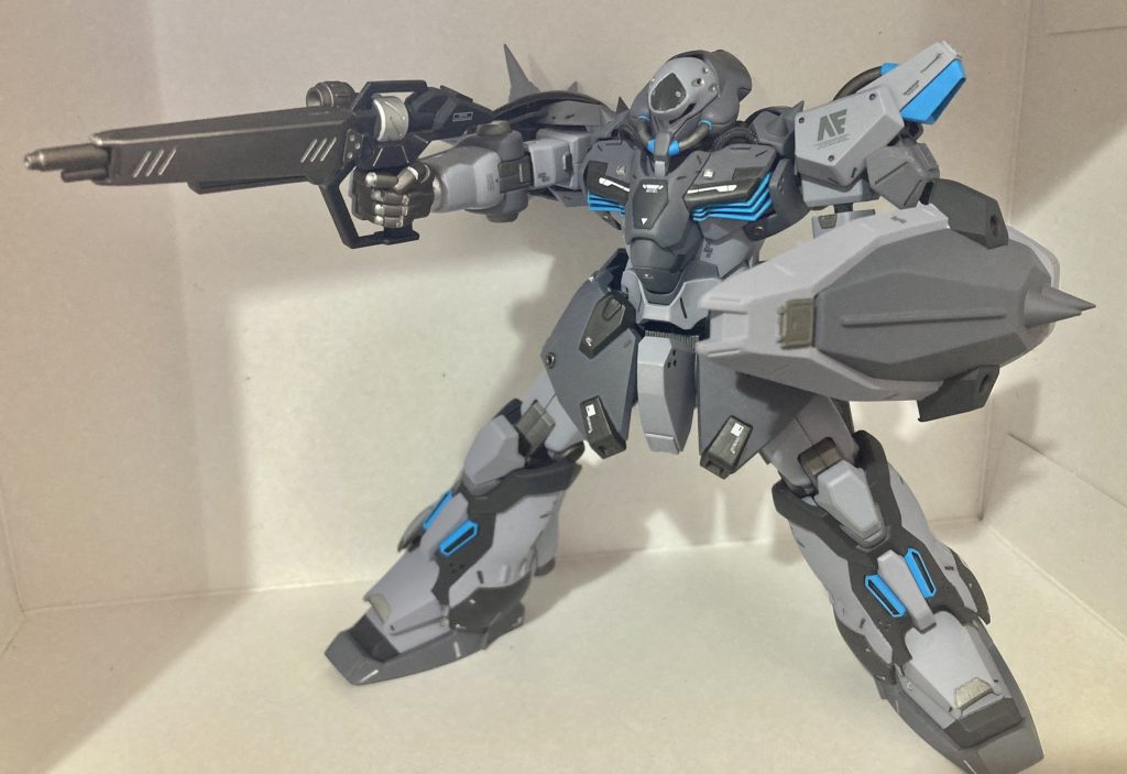 肩アーマーとシールドが干渉するのでポージングがちょっと難しいです。