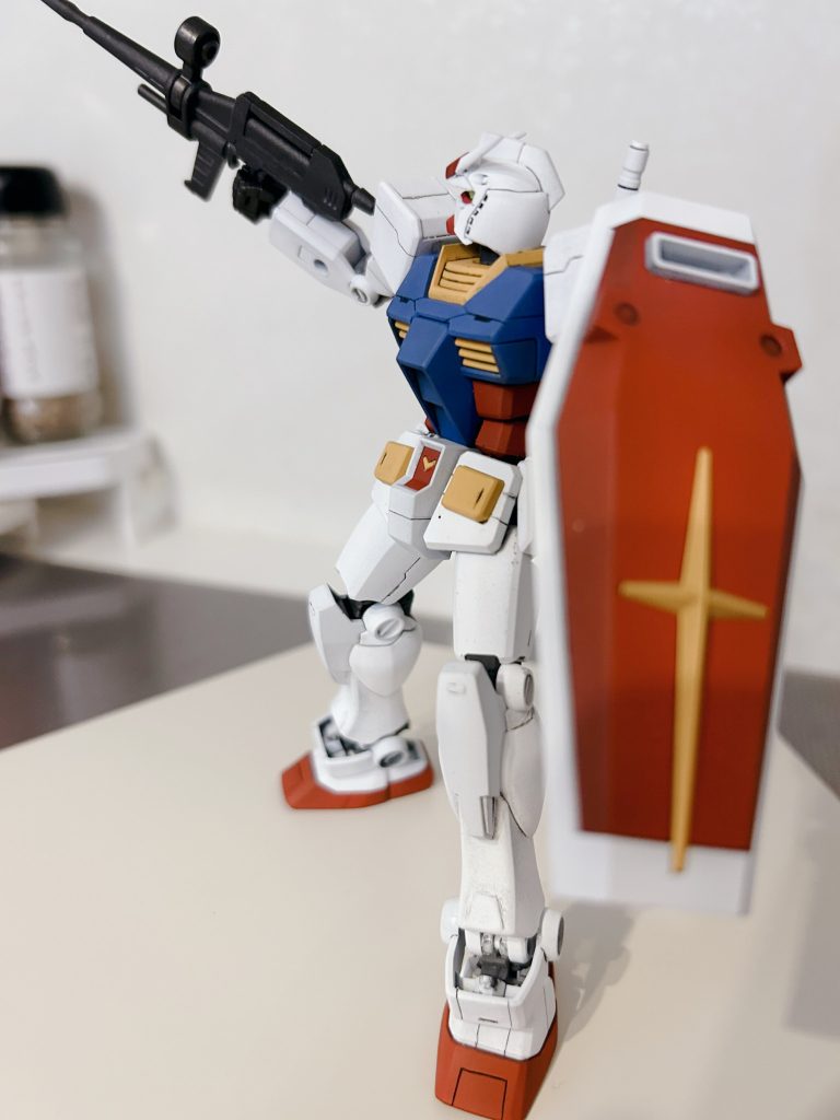 四半世紀ぶりにガンプラに戻って来ました。家庭でガンプラを受け入れてもらうために息子と一緒に楽しみます。今回は一人で作ってしまいました。それにしてもキットの進化に驚き！エントリーモデルのEGでもスゴいですね。エアブラシも久しぶり、筋彫りもプラ板加工も初めてやってみましたが楽しめました。たくさん失敗してますが、完成させることを目標にやり切りました。グリグリ動かしてたらすでに塗装が剥がれまくってます。子供に遊ばせる時は注意が必要ですね。