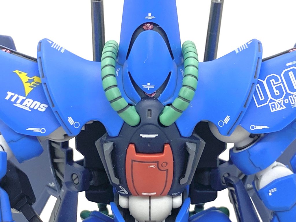 デカールはMGクロスボーンX0、HGユニコーンガンダム、オリジン凡用をメインに余っていたデカールを満遍なく貼り、カトキ風にしました。もちろんヤザン機をイメージしており、最終決戦でヤザンはドゴス・ギア所属でしたからはDGを鋼魂のデカールを使っています。