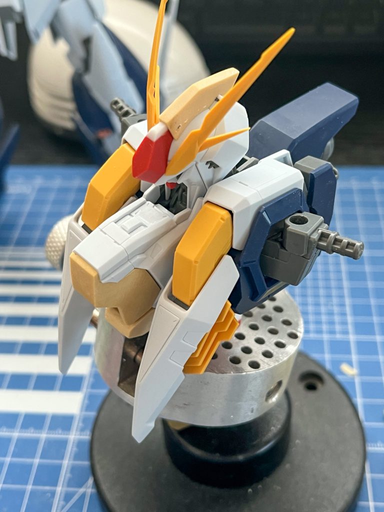 コックピットハッチ周辺はエポパテでνガンダムぽく作り直してます。