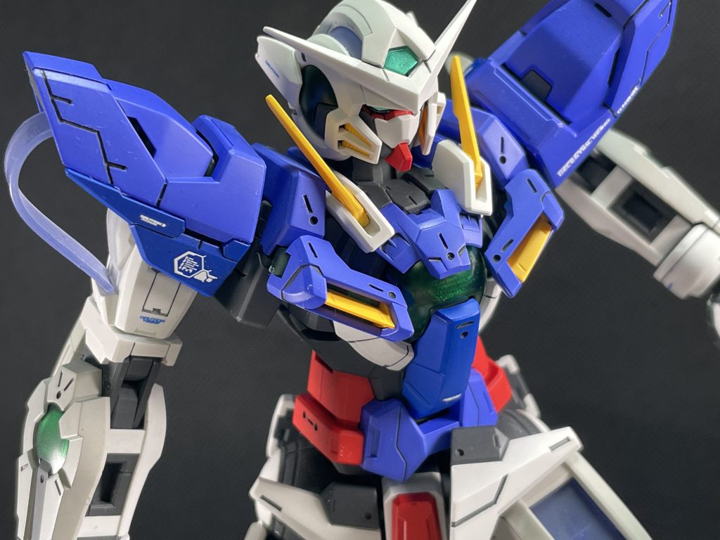 少し前のMGですのでディテールが少なめに感じたのでマイナスモールドと〇モールドを多用し、広い面にはスジ彫りしてます。今回はスジ彫りだけでディテールアップを施すテーマで作成しました。ちょっとモールドしつこ過ぎない？笑 と完成後に思いつつもやはりデカいは正義。久々のMG制作楽しかったですね。