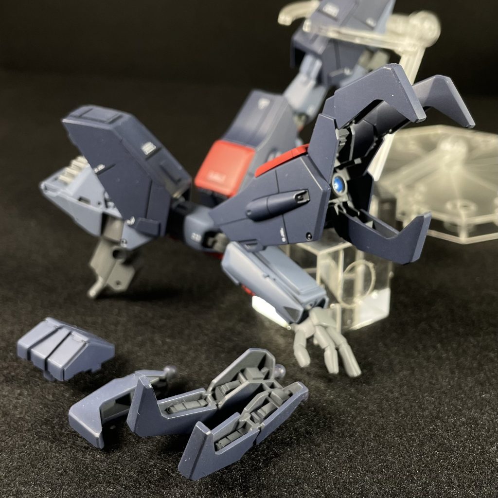 ◎腕部・肩の 変な段差は 削りこみ、ディテール加工・上腕のパイプの肉抜き処理・下腕は 合わせ目処理＋後ハメ加工・クローの肉抜きは プラ材で処理・平手の水かきは 切り取り・握手の埋め込まれた親指は 彫り出し