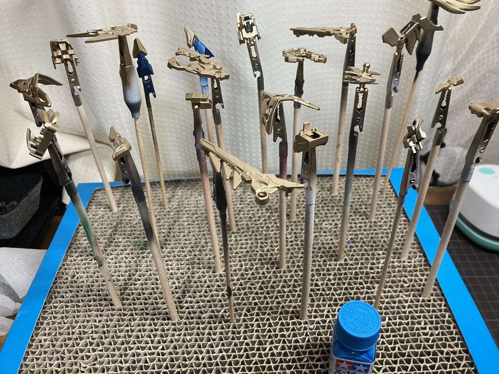 一度金色に塗装したのがこちら色分けされていないところは多いですが、幸いにも基本的には水色だけで塗り分けるので他のよりはまだマシそうです