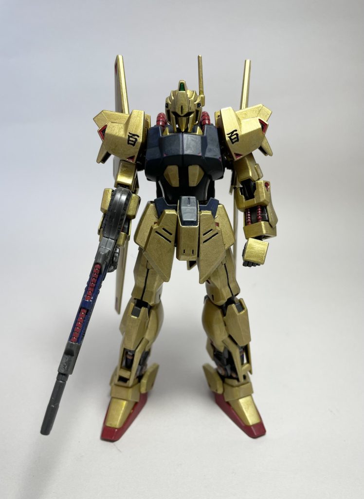 胴体はネイビーブルーです。ゴールド部分は光沢仕上げ、ネイビーブルー部分はつや消しを吹いています。タミヤカラーのゴールドを使って、ギラギラさせないようドライブラシのように塗ってみました。