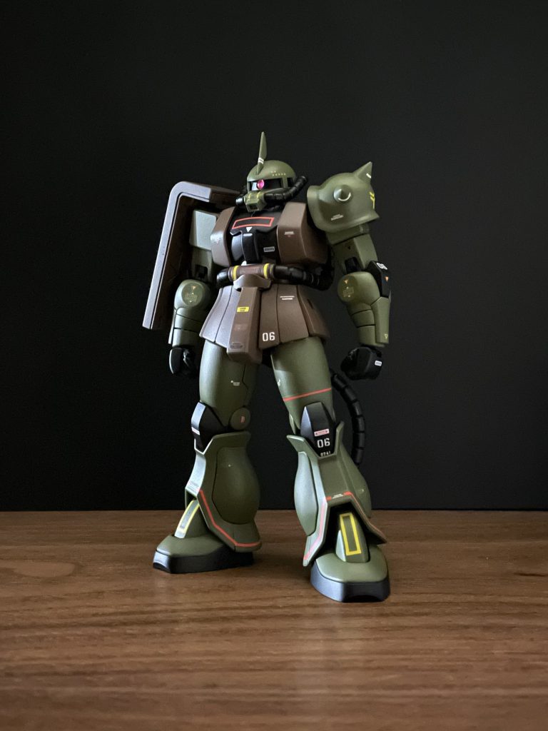 カラーリングやマーキングは旧キットのパッケージでは無く、ザクがマシンガンのバレルを持っている大河原さんのイラストをイメージしました。デカールはキット付属のものと市販のモノを使いながら、イラストに近づけました。本当は動力パイプをイラストの様なスプリングに換えてみたかったのですが、今回は断念。