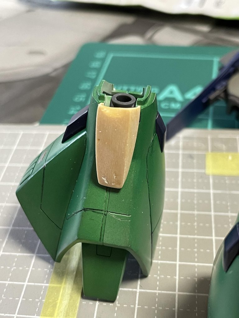 完成間際に膝パーツと後いくつかパーツの紛失が判明！初の試みでパーツ複製してみました。（ちなみに右膝が複製したパーツ）百均で売ってるお湯粘土（温めると軟化し、冷えると硬化する樹脂だそうです）で型を取りエポパテを押し込んで製作してます。この後、もう少し削り込んで、凸パーツをプラ板から切り出し、貼り付けてます。その下側の失敗モールドも修正しました。