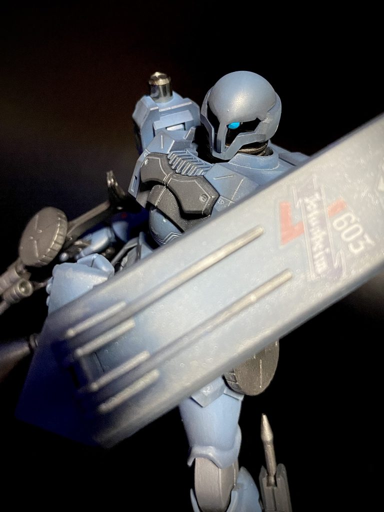 首を若干伸ばして可動範囲を増やしてます。顎が引けるようになりました。