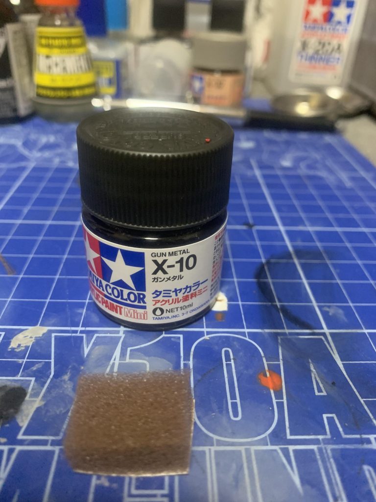 塗装剥がれの表現にはTAMIYAのガンメタルと100均の隙間テープのスポンジ部分を使いました。