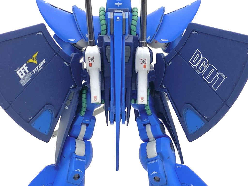 後ろもランドセルが無くて、尻尾みたいなテールランスがあり、本当に異形なMSです。非常に強力な背面メガ粒子砲ですが・・・ジェネレーター出力はマラサイより劣り、ある意味凄い機体です(笑)。