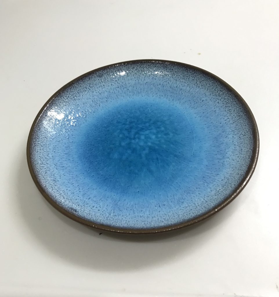 萩焼とは山口県萩市で作っている焼き物です。色合いが綺麗なので店でも家でも使っている焼き物です。