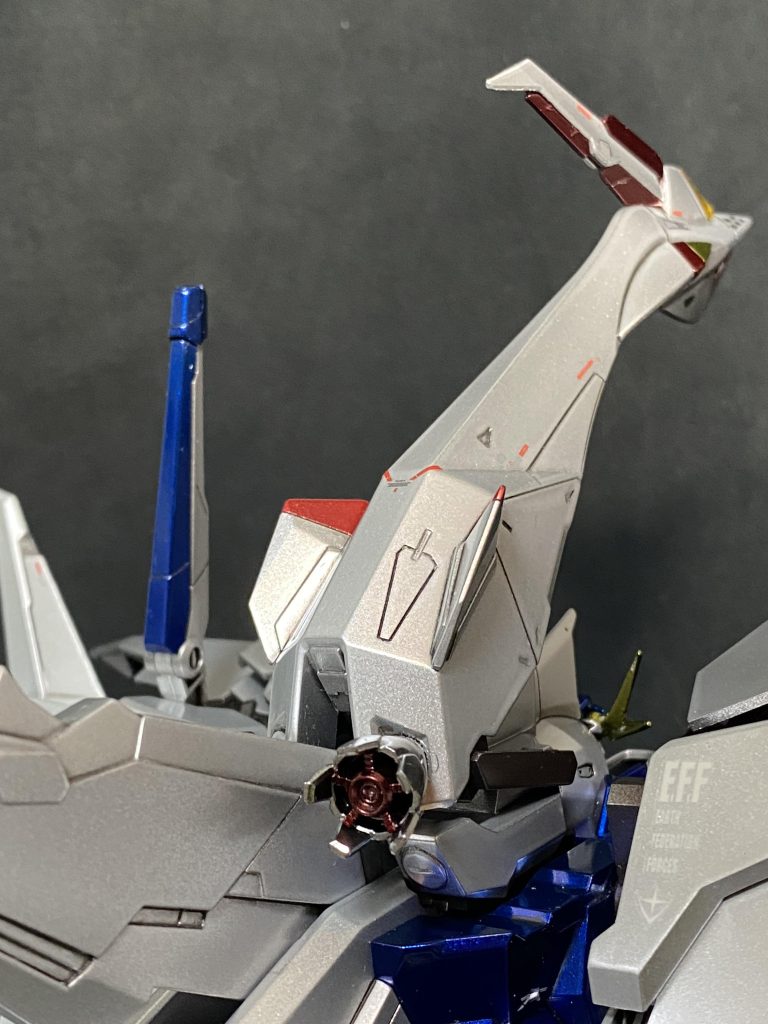 平井堅ファンの皆さま申し訳ございません。今回はペーネロぺを箱絵風に作ってみたつもりです♪白外装はホワイトシルバー赤黄青は下地にそれぞれ赤パール黄パール青パール入れてキャンディ仕上げにクリアを3回くらい吹きました。とてもメンドクサイネなスジボリを道具の力で掘り起こしてありますが流石は光沢系塗料は厚く所々墨が入らなかったのでガンダムマーカーで線描きしておきました!デカールは正規オップションとユニコーン汎用デカールを付け加えてどうにか見れるところまでやってきましたwデカくて重くて満足!