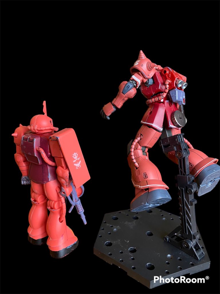 オリジン買ってすぐに作った旧キットのシャア専用ザクと。進歩の違いが凄い。