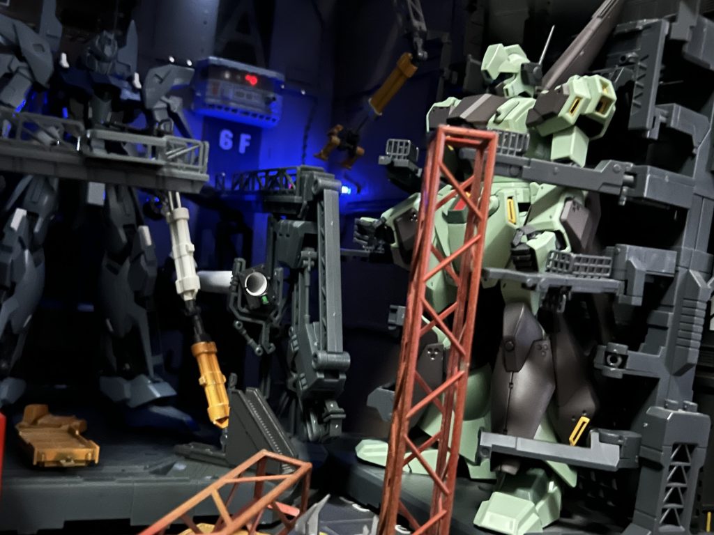 AE & 地球🌏連邦軍ロンド•ベル部隊ネェルアーガマ内MS格納庫ジオラマ–3枚目/制作者：SINANJU