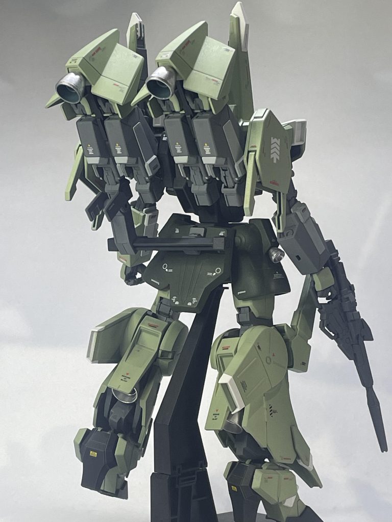 右腕パーツはビームマグナムを撃つ為の消耗品と割り切ってロールアウトカラーのままにしてみました。