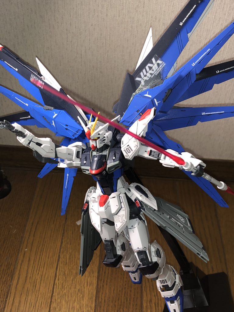 破損状態まで再現するわけにもいかないのですがSEED最終回のクルーゼの操縦するプロヴィデンスへの捨て身の特攻シーンを意識してみました。原作では右腕が破損していますが右腕の伸ばした手はあのシーンのキラの心境を少し考えてポーズを考えて見ました。