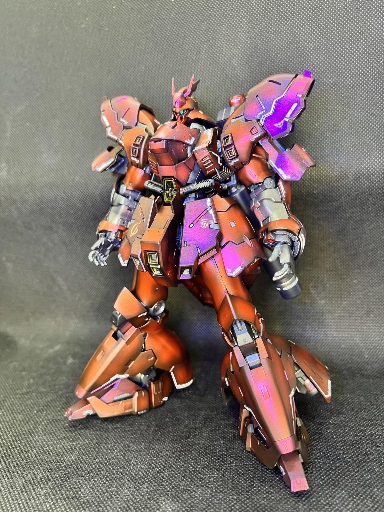 あとは初期試験型ではコクピットが胸部になっているそうなのでそこをプラ板で足してますね。微妙な色分けはクリスタルカラーのアメジストパープルで塗装、マットキャンディでの仕上げとなっております。