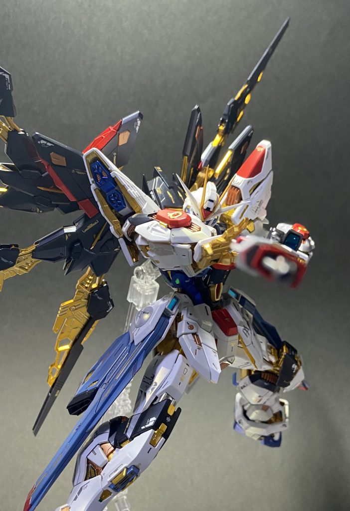 今回はセミマットパールキャンディ塗装で仕上げました！(SEED的ネーミングみたいになりました🤣)内部フレームはイエローとホワイトゴールドメッキ以外を塗装しました。外装は特に時間をかけ、ホワイト部はセミマットトパーズゴールドで、その他部分は全てセミマットキャンディ塗装しました。デカールも出しています。トパーズゴールドという塗料は今回初めて使ったのですが、光の角度で淡くゴールドに反射する感じでストフリにぴったしでした！