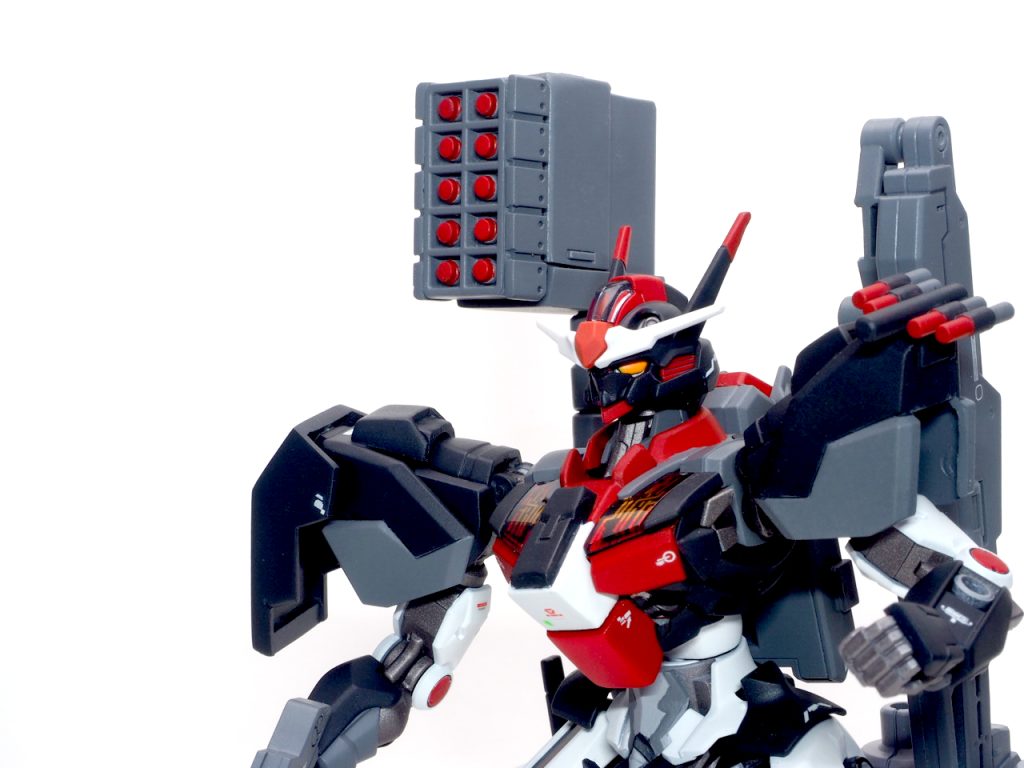 10連装ミサイルポッド(左)/4連装スモークディスチャージャー(右)ミサイルポッドはHGBC「ボールデンアームアームズ(以下BAA)」のものを使用。当初は「鉄血シリーズ」の連装ミサイルランチャーを使う予定でしたが、「水星の魔女」を見て、決闘用MSコンテナがBAAのミサイルポッドに似ていたので、即座に使用を決めました。スモークディスチャージャーはEG「νガンダム」から流用。