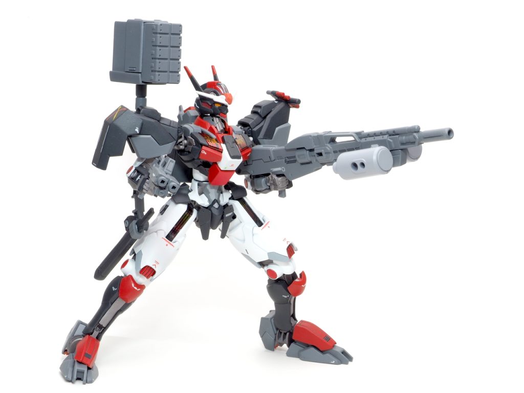 NCヘヴィライフル銃身はSDCS「シスクード」のIフィールド・ランチャーのロングレンジビーム・ライフル + HGBD:R「テルティウムアームズ」のロングビームライフルのパーツを組み合わせました。サブアームは可動による収納式なので、取り外しも可能です。