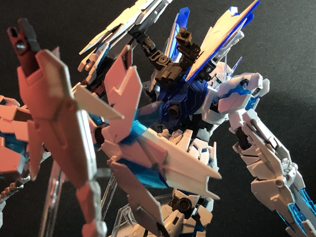 ネオ・ジオングのサイコミュ・ジャックによりアームドアーマーDEを爆散され、片翼となったユニコーン