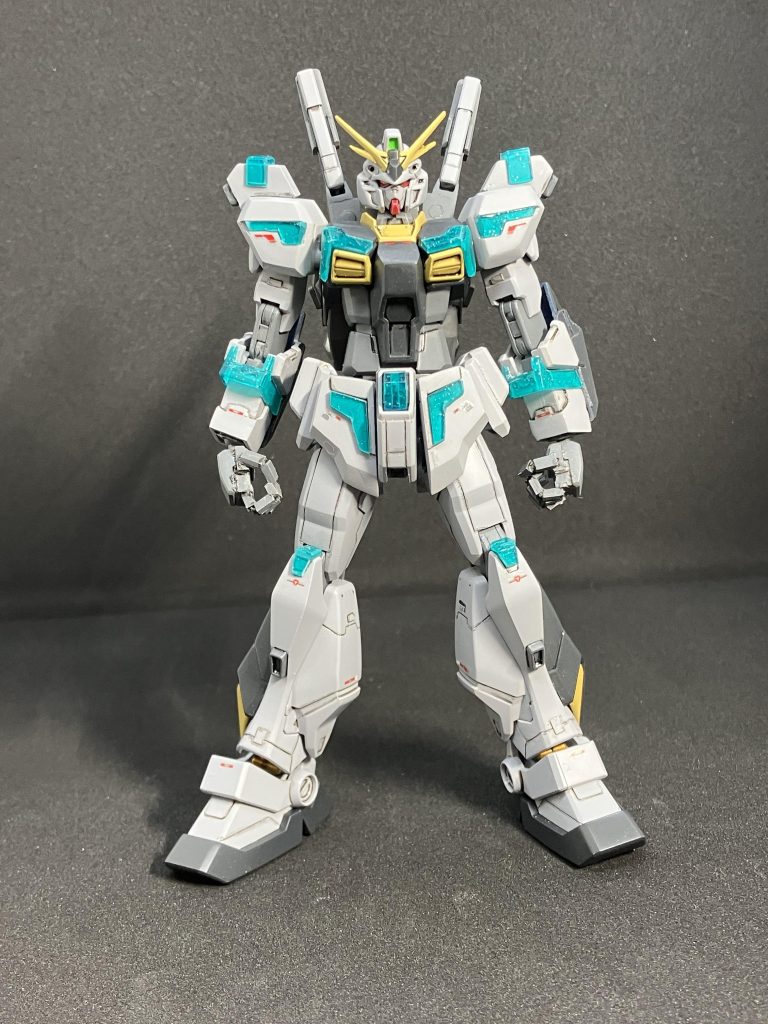正面です。胴体、肩、腿がベースガンダムでそれ以外はトリスタンです。特にトリスタンは可動に難あり言われているのでベースガンダムのパーツで代替しました。