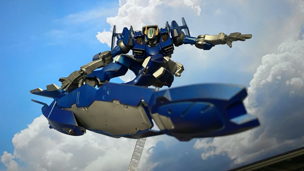 飛び道具としての火器を持たない各ユニットだが、腿部に装着されるウイングユニットには、「羽」部をヒート化、ヒートブレードにする機能が備わっているが、使用後は「羽」としての機能が著しく低下する為、奥の手として使用される。