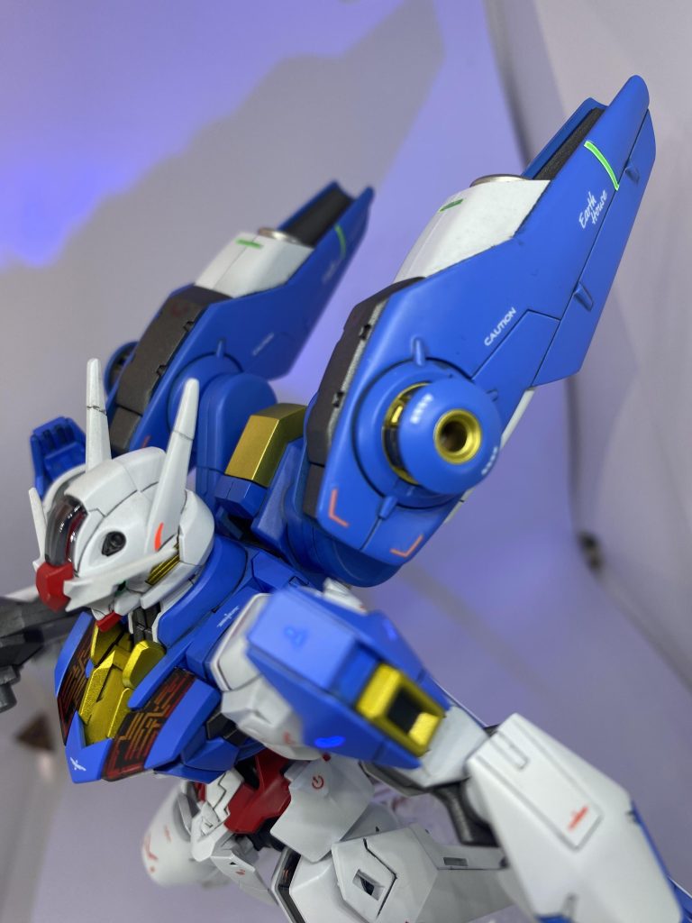 タイミング良く入手できたため、ガンダムデカールNo.133 水星の魔女汎用1からフライトユニット用のデカールを使用しています。地球寮のステッカーがらしくて気に入ってます。