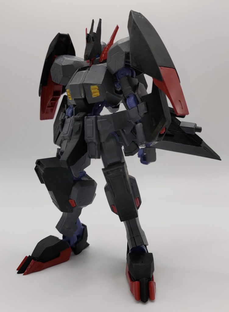 バエルが白に青のカラーリングを採用しているため、安直に黒系に赤のカラーリングとしました。他の王の機体も見て気づいていただけていたら幸いですが、色は意識して作成しています。両肩部には、推進装置付きのアーマーを装備しており質量に反して、機動性を確保する仕様となっております。