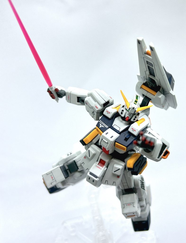 ヘイズルはガンダムゲームのバトオペ2で格闘が強いのでビームサーベルも似合います。今の時代の新作キットにはないリアルなビームサーベルの握り手が付いているので力強さが出ます。胸部の上にもマイナスモールドを追加して情報量を増やしています。肩の合わせ目はヘイズルの膨大な数の換装を再現するために消していません笑笑