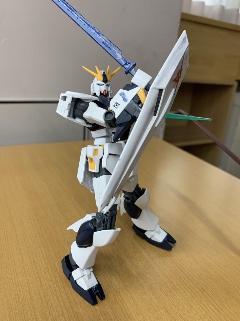 このアングルでは見えないのですが、左手が肩から破損しています。実体剣も良い感じ！