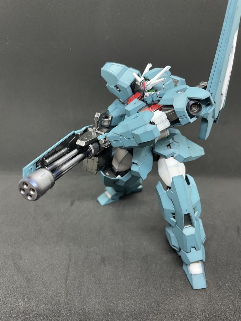 ボリューミーなプロポーションでガトリング両手持ちが似合う。