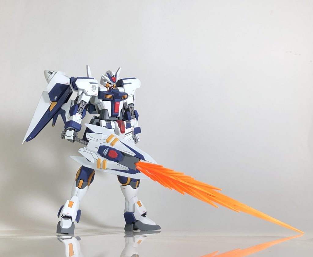 シールドは後部グリップが展開することにより、GNシールド(バスターソードモード)へと変化