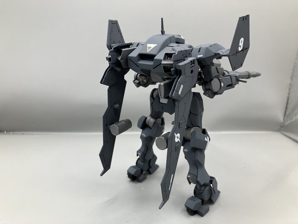 主翼やスラスターは30mmのアルト空戦仕様の物を使用しました。足はチュチュ専用デミトレーナーのローラーダッシュを取り付けました。