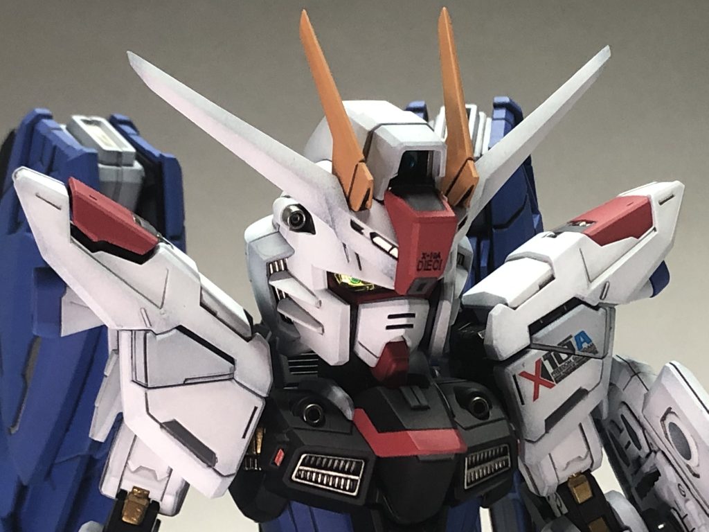 ヘルメットの日差し、胸部のコクピット部を少し改修してます。