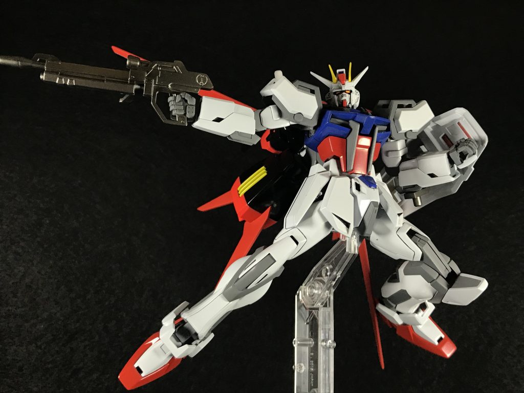 例のポーズは取らせないと失礼な気がしたので...INVOKEは未だに1番好きなガンダムソングです。ちなみにクリアランスの調整でアホほど手間取って、ヤスって塗って剥げてまたやり直して...を延々繰り返してたのが反省点でした。