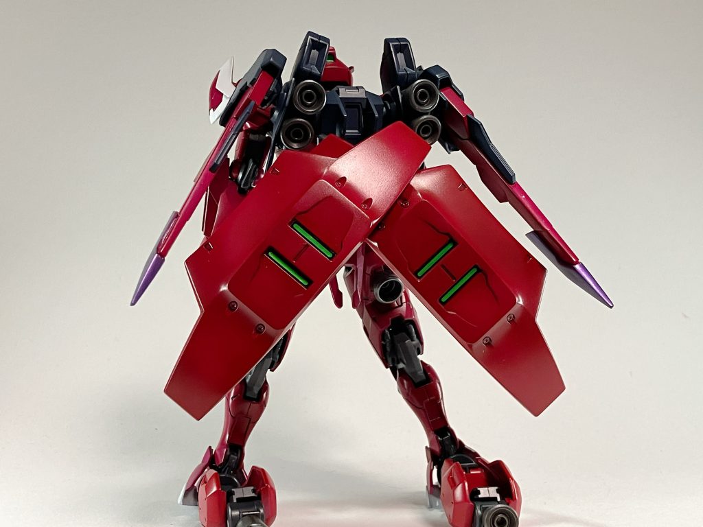 後ろはこんな感じ、バーニアを追加してます。バックパックのコンセプトはトールギスイメージしてパーツつけました。ブーツ部分の後ろのパーツは地上用だと下りて某コードギアスのナイトメアフレームみたいな感じになります。このように結構人外なスペックを持ってる雰囲気なのにグエルに扱えるのか?っていう感じなんですけど、右腕がダリルバルデだったりビット使えるの?とか色々想像に任せる部分を設けてます。