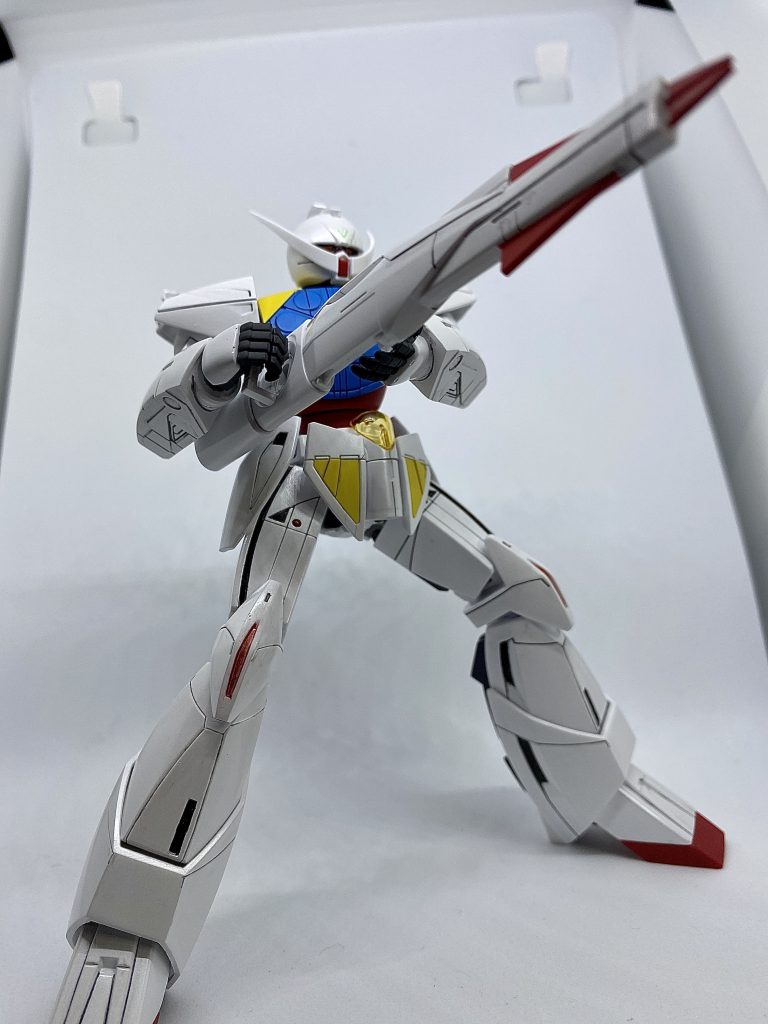 ビームライフルを構えて。ビームライフルのデザインが独特でカッコイイですよね!