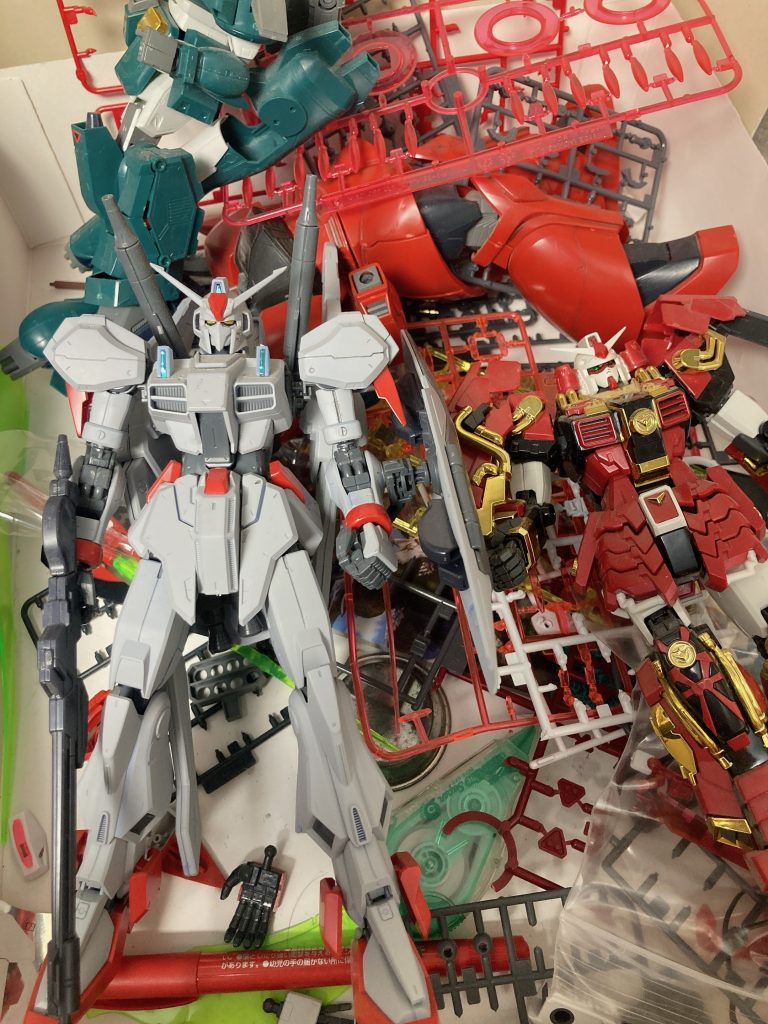 ジャンク箱で発見。ブルー部にサフだけ吹いてました。