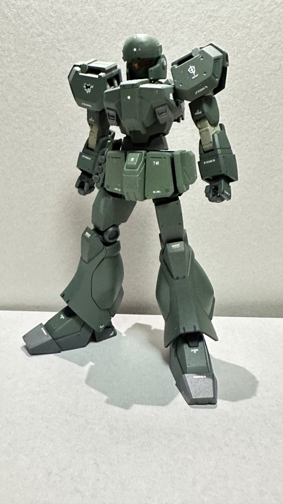 シルエットはこんな感じです。ベースはもちろんアデルで────────────────────頭部→ジェスタ、ネモ、30mmのカスタマイズパーツのミキシング胸部→グランサ/アデル、30mm(アルト)のバックパック腕部→エコーズジェガンの肩とアデルの腕腰→Ez8+ジェスタのグレラン+アデルの股関節埋め込み脚→エコーズジェガン+アデルの肩関節流用接続武器→ゲイレール、ジェスタ、アデル、鉄血のなんたらセットなど(多すぎて忘れました)