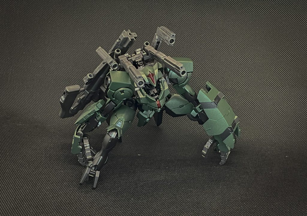 可動アーム式ビームカノンバックパックに装備された可動アーム一体型のビーム兵器。最大四門まで前方に展開出来るため瞬間火力が高く、他の武装とも併用できるため様々な場面で火力向上に期待できる兵器。
