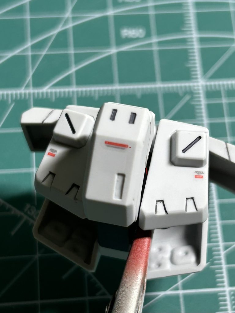 追加センサーのメタリックシールを貼る前の写真です。スピンブレードで掘削して溝を作り、その溝をタガネで拡張して作っています。スピンブレードの幅やタガネの太さを変える事で色んなサイズのマイナスモールドを作る事が出来ます。